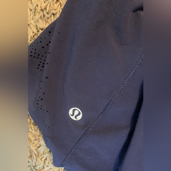 Lululemon Navy With Purple Band On Top Shorts Size 6 With Back Zipper Pocket - Picture 3 of 4